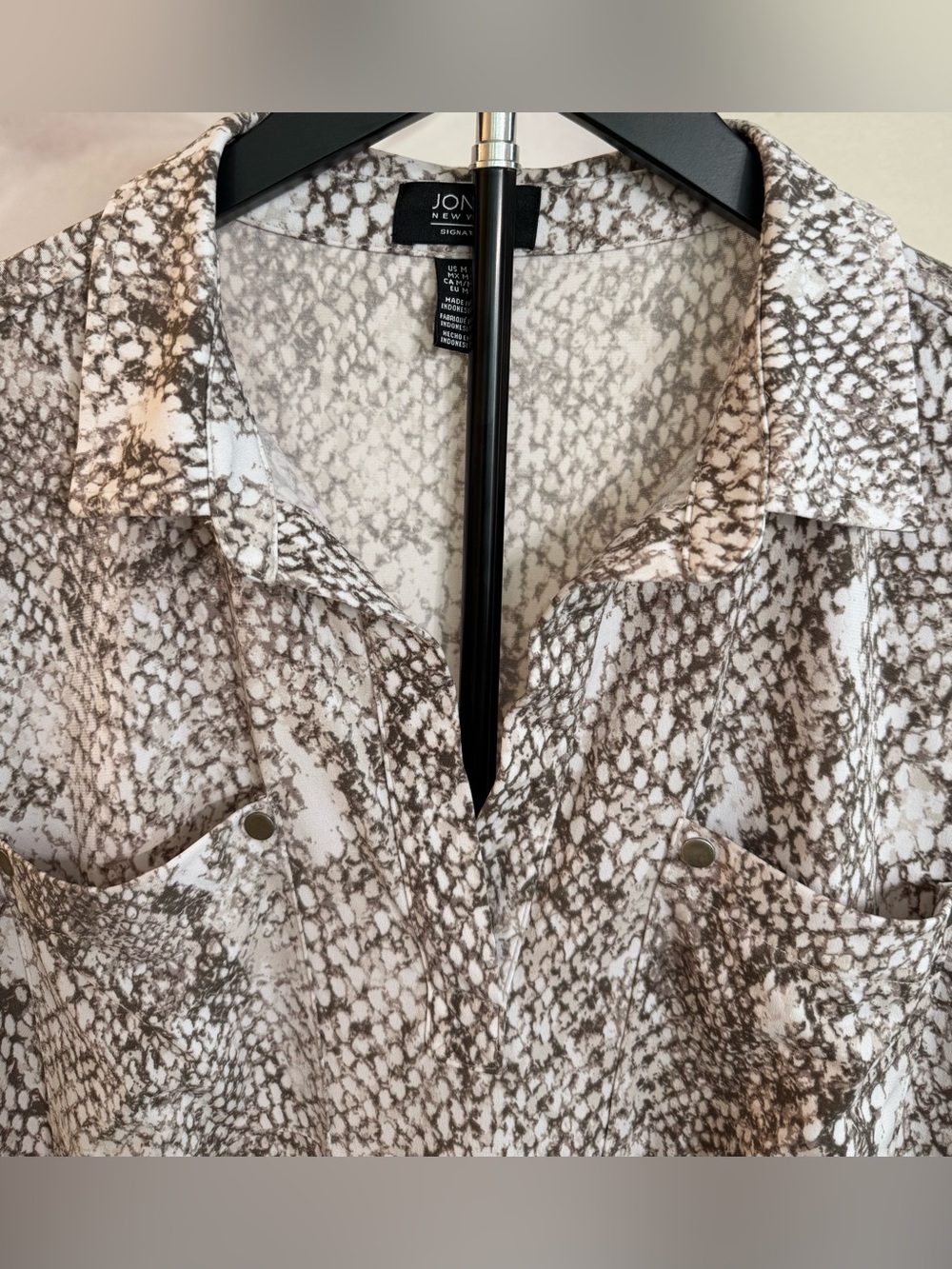 Jones New York Snake-Print V-Neck Blouse! Size Medium. π - Picture 2 of 12